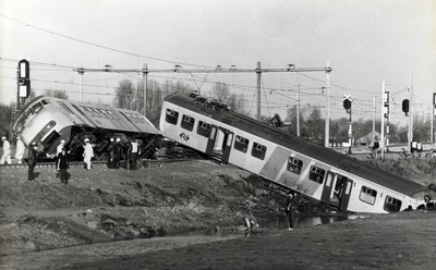 402731 Afbeelding van het ontspoorde en in een sloot belande electrische treinstel nr. 871 (plan V, mat. 1964) van de ...